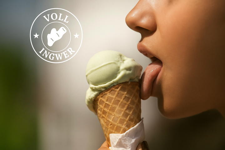 Eine Frau leckt an einer Kugel mit Ingwereis. Daneben steht ein Logo mit dem Schriftzug "Voll Ingwer"