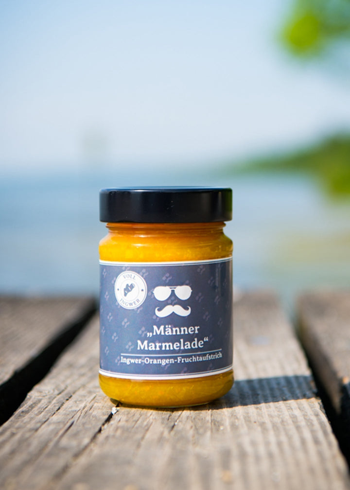 Die Ingwerianer Ingwermarmelade / Männermarmelade in einem Glas stehend auf einem Holzsteg am Ammersee